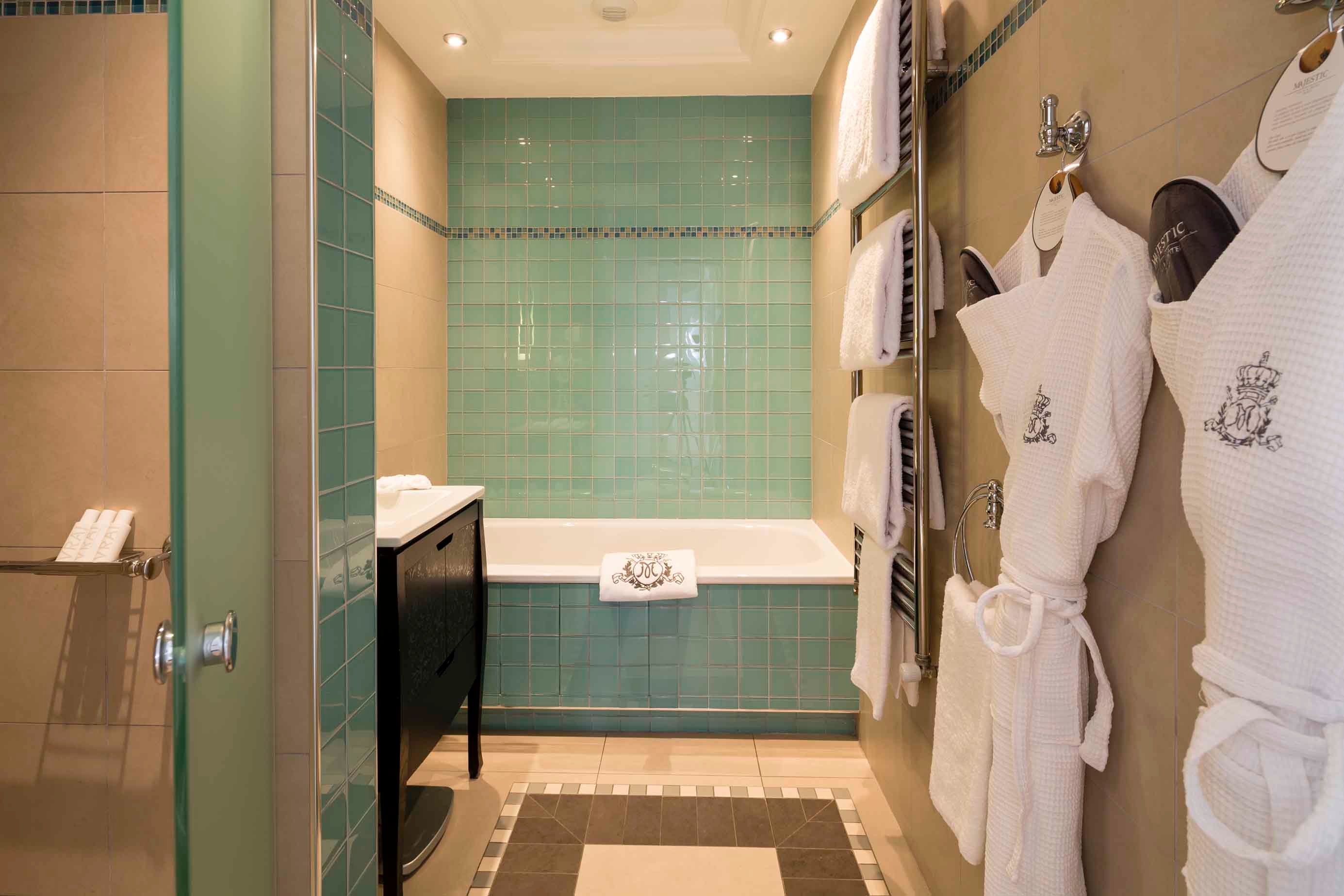 Majestic Hôtel-Spa Bathroom Terrace Suite